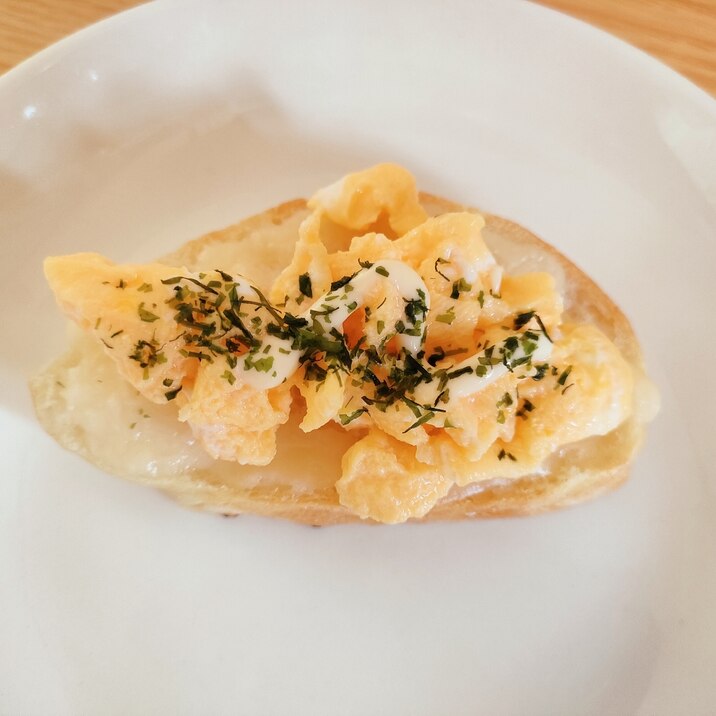 スクランブルエッグと青海苔のマヨチーズトースト